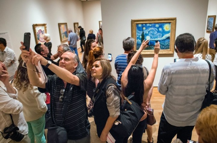 Study: Selfie Taking In Front of Art Has Replaced Looking At Art