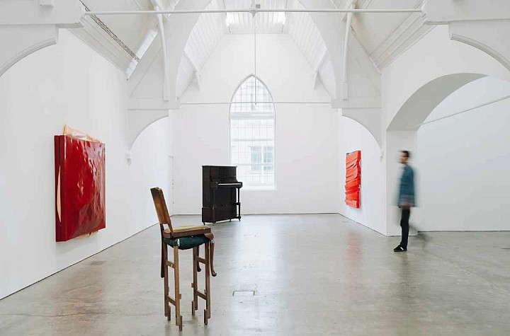 Endurance Under Tension: Angela de la Cruz’s ‘UPRIGHT’ at Ikon Gallery